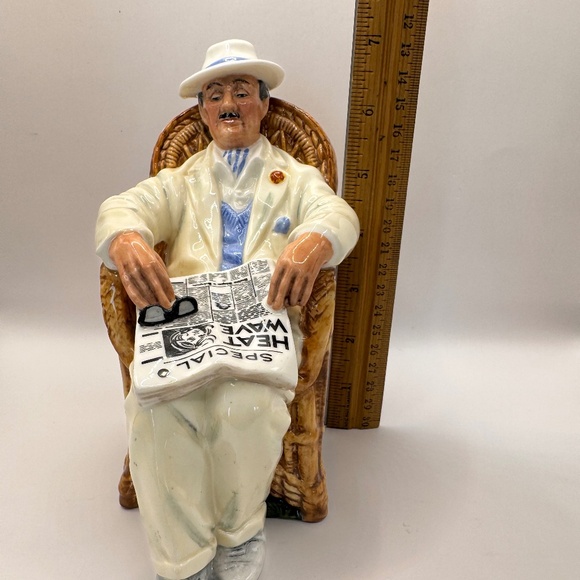 Royal Doulton Figurine "Taking Things Easy" HN2680. - Picture 9 of 10